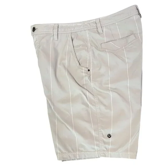 Lululemon Kahuna Bermuda Shorts Men 32 x 8.5” Check Gray White Blue Golf Outdoor - Picture 4 of 16